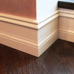Шикрокий плинтус для пола в спальне