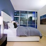 Синий цвет лоя создания интерьера спальни