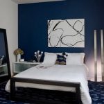 Синий цвет, преобладающий в интерьере спальни