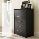 Спальная комната с красивым комодом с ящиками