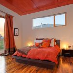 Спальня оформленная в ярких оранжевых тонах