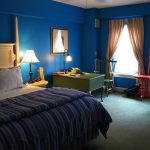 Спальня в насыщенном синем цвете