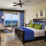 Светлая синяя спальня