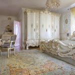 Светлая спальня в стиле барокко