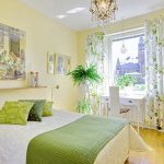 Светлая желтая спальня с рабочим местом