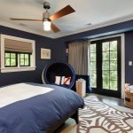 Темно-синняя просторная спальня