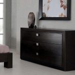 Темный деревянный комод в современной спальне