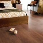 Темный цвет ламината в спальне