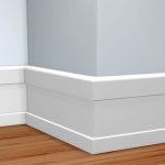 Установленный белый плинтус в спальне