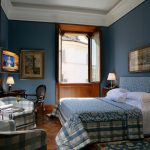 Уютная синяя спальня в доме