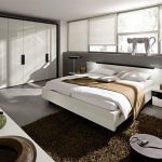 Уютная спальня, оформленная в стиле хай-тек