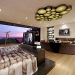 Уютный интерьер спальни с применением шкур животных