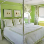 Волшебный интерьер зеленой спальни