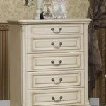 Высокий комод для обусройства спальни