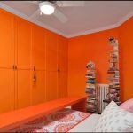 Яркость интерьера спальни в оранжевом цвете