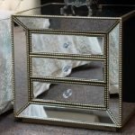 Зеркальная тумбочка как мебель для спальни