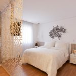 Зонирование спальни стеклянной перегородкой