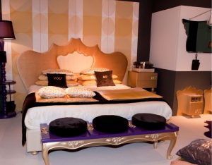 Большая банкетка на которой удобно