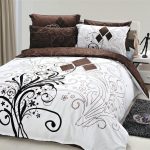 Кровать в спальне