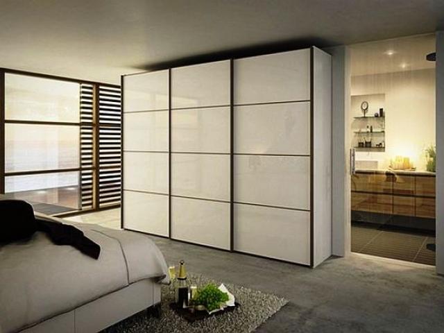 Белый корпусный шкаф отлично подходит в тон дизайна комнаты