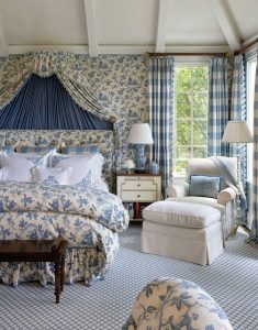 Интерьер в спальне в стиле прованс подразумевает установку французских больших окон от пола