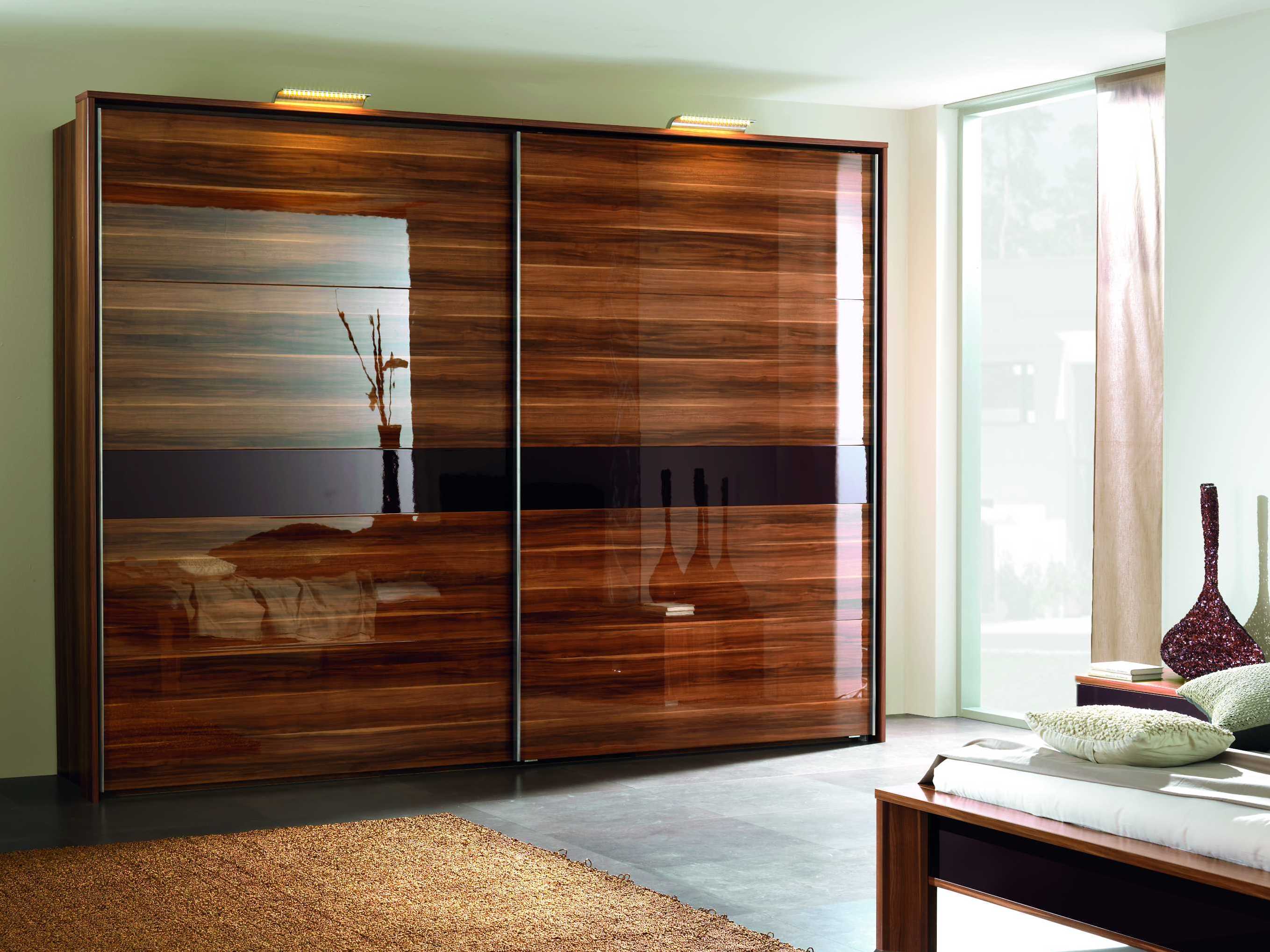 Неповторимый ретро стиль коричневого шкафа купе создает уникальную атмосферу в спальне