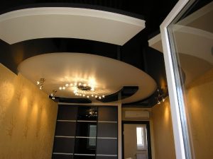 Многоуровневые натяжные потолки рекомендуем для спален с высокими потолками