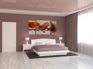 Натяжной потолок в спальне, фото демонстрирует глянцевую отделку
