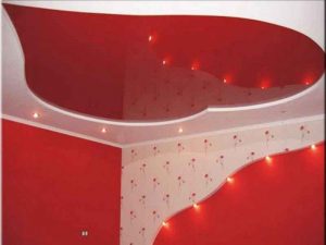 Натяжные потолки красного цвета в спальне фото