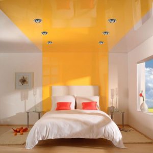 Яркие натяжные потолки в спальне