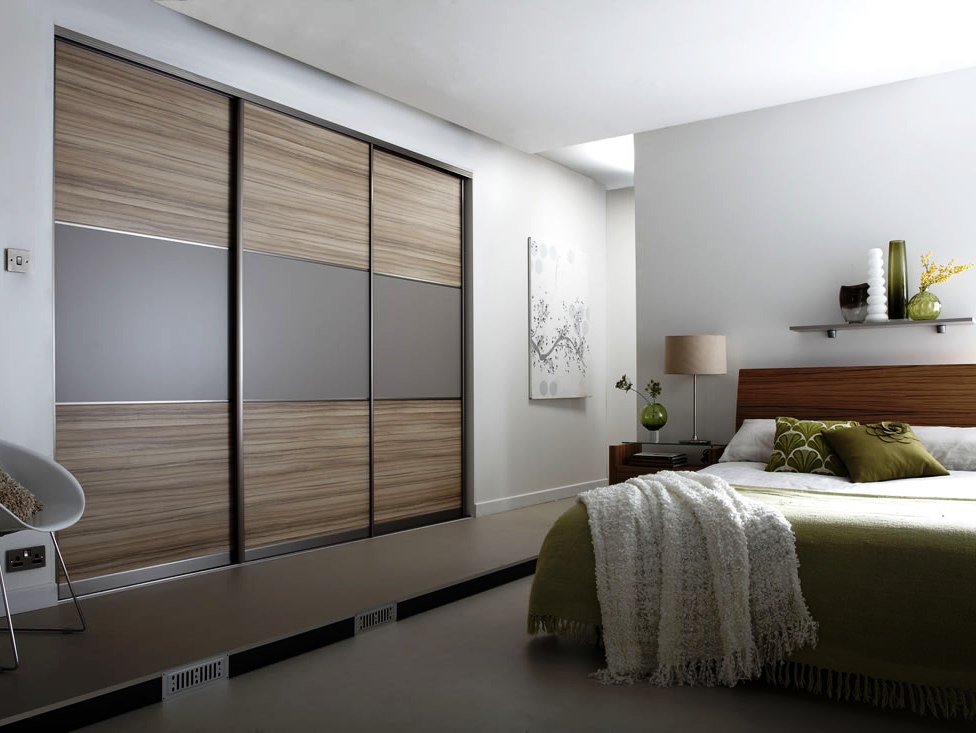 Элементы матовых деревянных вставок в дизайне шкафа, приятный акцент в обстановке спальни
