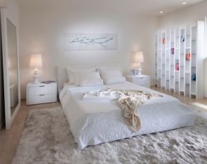 Белая небольшая спальня