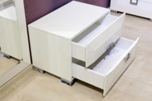 Белая тумбочка для спальни