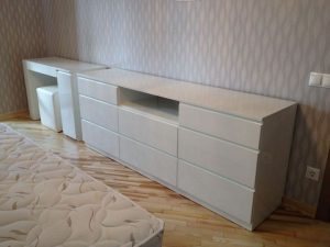 Белый длинный комод в спальне