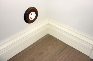 Белый широкий плинтус в спальню