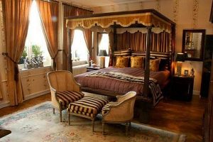 Богатый интерьер спальни благодаря стилю ампир