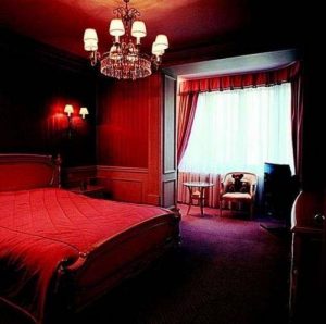 Черно-красная спальня