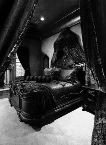 Черный готический интерьер спальни