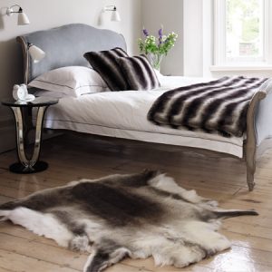 Декоративные красивые шкуры животных в обустройстве спальни