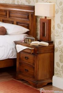 Деревянная привлекательная тумбочка для спальни