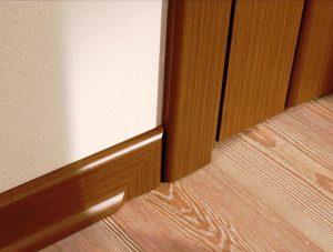 Деревянный плинтус под цвет дверей в спальне