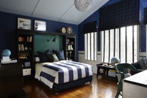 Дизайн интерьера просторной синей спальни