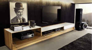 Дорогая музыкальная система в спальне