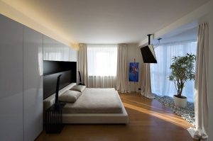 Где повесить телевизор в спальне