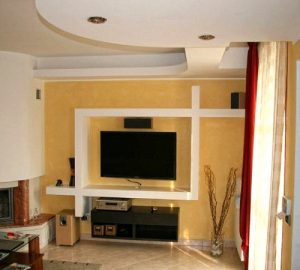 Гипсокартонный короб, предназначенный для телевизора в спальню