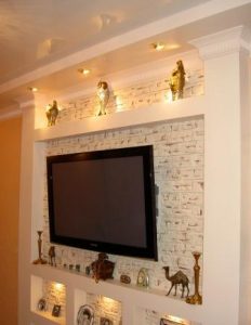 Гипсокартонный короб, размещенный в спальне для установки телевизора