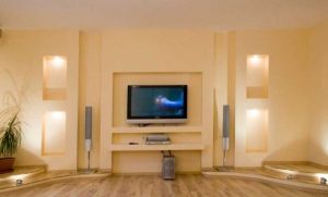 Гипсокартонный короб в спальне для размещения телевизора