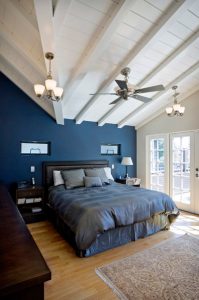 Глубокий синий цвет для интерьера спальни