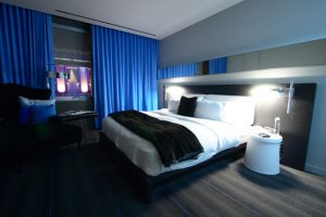 Идея для оформления интерьера синей спальни