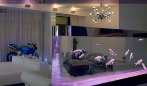 Интерьер красивой спальни с аквариумом